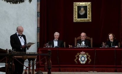 Carlos García Gual lee su discurso de ingreso en la Real Academia Española ayer en Madrid.