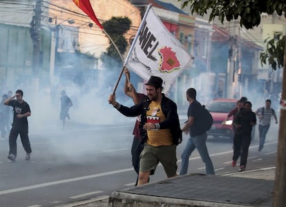 Manifestantes correm das bombas de gás lacrimogêneo lançadas no quinto dia de greve dos metroviários