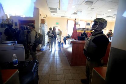 Los guardias de seguridad de la legación están intentando dispersar a los milicianos con gases lacrimógenos, según constató un fotógrafo de Efe e informa Reuters. En la imagen, personal de seguridad de EE UU, en el interior de la Embajada.