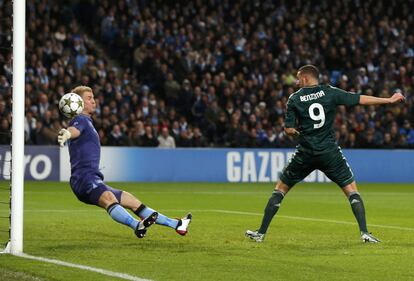 Karim Benzema marca el 0 a 1 ante Joe Hart.