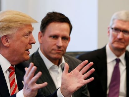 Donald Trump habla con el cofundador de Paypal, Peter Thiel, y el consejero delegado de Apple, Tim Cook. 