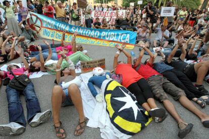 Trabajadores y usuarios se manifiestan contra los recortes llevados a cabo por la Generalitat en materia de sanidad.