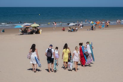 Una familia entra en una playa de Cdiz.