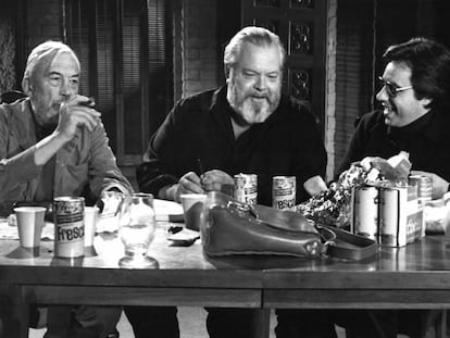 De izquierda a derecha, John Huston, Orson Welles y Peter Bogdanovich en el rodaje de 'El otro lado del viento'.