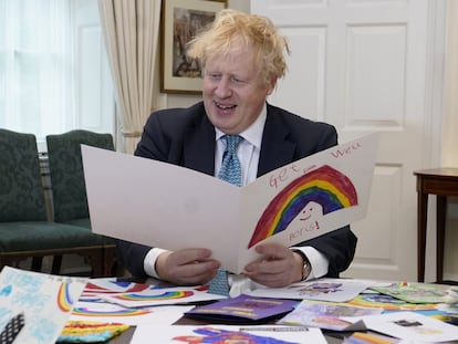 Boris Johnson observa el sábado los dibujos enviados por los niños durante su estancia en un hospital a causa del coronavirus.