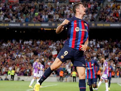 Soccer Football - LaLiga - FC Barcelona v Real Valladolid - Camp Nou, Barcelona, Spain - August 28, 2022 FC Barcelona's Robert Lewandowski celebrates scoring their third goal REUTERS/Nacho Doce