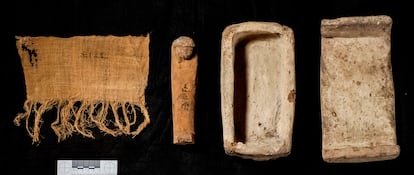 Pequeño sarcófago de barro con figurita momiforme hallado en Dra Abu el-Naga.