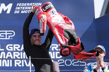 Marc Márquez, piloto de Ducati, ofrece el mono ante el público de Misano desde el podio del GP de San Marino.