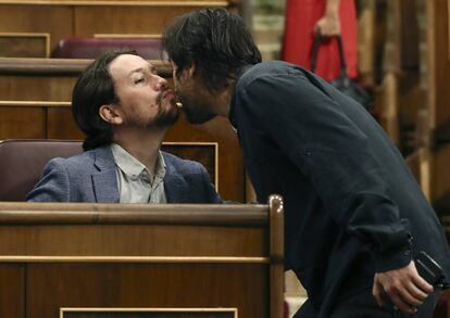 El líder de Podemos, Pablo Iglesias (izquierda., y el diputado de su formación Rafa Mayoral, se saludan a su llegada al hemiciclo.