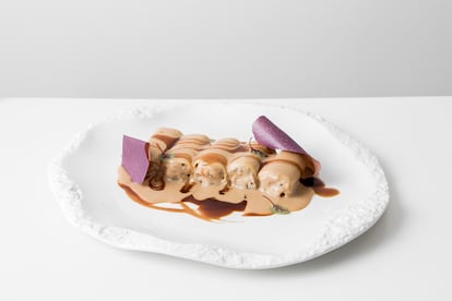 Canelones de pintada, trompeta negra y salsa de boletus de Casa Pedro.
