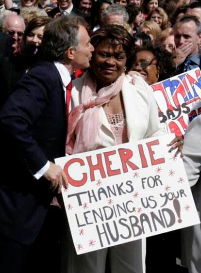 Blair besa a una simpatizante con un cartel en el que se lee "Cherie, gracias por prestarnos a tu marido", ayer en Trimdon, al noreste de Inglaterra.