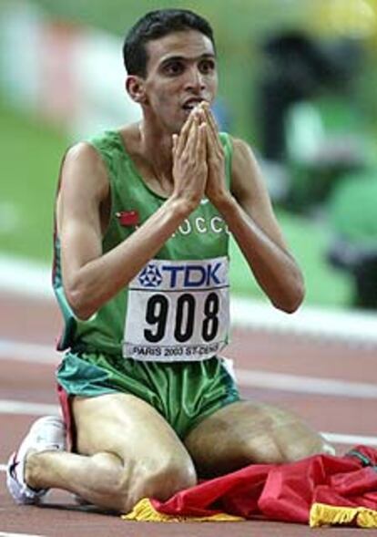 El Guerruj, tras ganar los 1.500 metros en los Mundiales de París 2003.