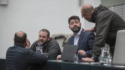 Los ediles de Ahora Madrid, Guillermo Zapata y Carlos Sánchez Mato, en el pleno.