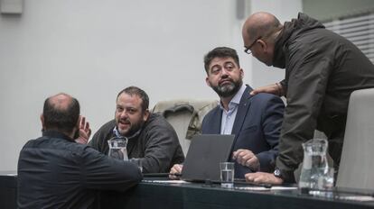 Los ediles de Ahora Madrid, Guillermo Zapata y Carlos Sánchez Mato, en el pleno. 