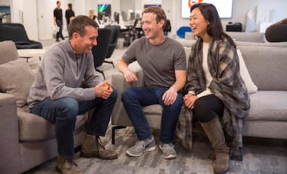 David Plouffe, Mark Zuckerberg y su esposa Priscilla Chan.