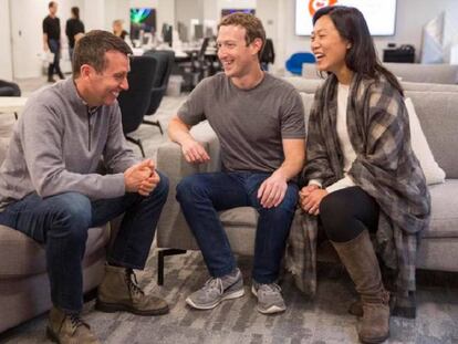 David Plouffe, Mark Zuckerberg y su esposa Priscilla Chan.
