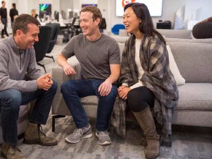 David Plouffe, Mark Zuckerberg y su esposa Priscilla Chan.