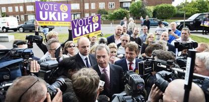 El líder del UKIP, Nigel Farage (c), habla con los periodistas el pasado viernes.