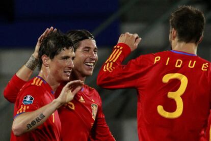 Torres celebra uno de sus goles en Vaduz junto a Ramos y Piqué.