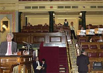 Los reperesentantes de Izquierda Unida despliegan un cartel de la huelga cuando Aparicio sube a la tribuna.