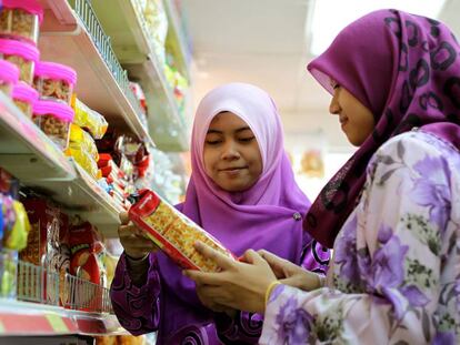 Dos mujeres compran en un supermercado de Kuala Lumpur, Malasia. 