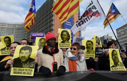 Concentración frente a la sede de la Comisión Europea en Bruselas en apoyo a los líderes independentistas catalanes.