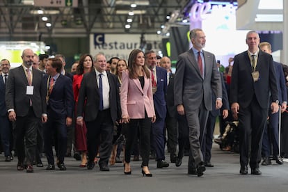 Los reyes de España, Felipe VI y Letizia, encabezando la comitiva durante la inauguración de la 45 edición de la Feria Internacional de Turismo (Fitur)