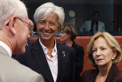 El presidente del Consejo Europeo, Herman Van Rompuy, con las ministras Christine Lagarde (Francia) y Elena Salgado (España).