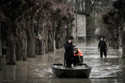 Miembros del sindicato SyAGE inspeccionan una calle inundada en Villeneuve-Saint-Georges, al sur de París, el 25 de enero de 2018.