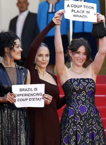 Elenco do filme Aquarius protestam contra o impeachment de Dilma Rousseff e o governo de Michel Temer em Cannes: 'Brasil vive um golpe de Estado'.