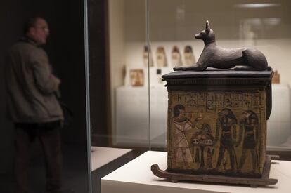 Cofre para los vasos canopos de Chauenhuy con una estatua del dios Anubis.