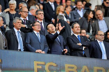 Villar, Mas y Bartomeu en el palco antes del partido