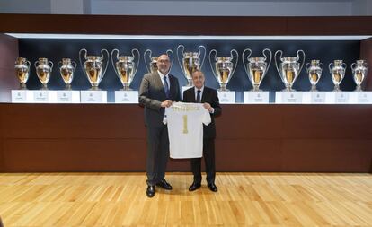 El presidente del Real Madrid, Florentino Pérez, (D) y el presidente de Telefónica España, Emilio Gayo.