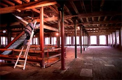 Obras de rehabilitación en el edificio Filatures, de la Colonia Güell.