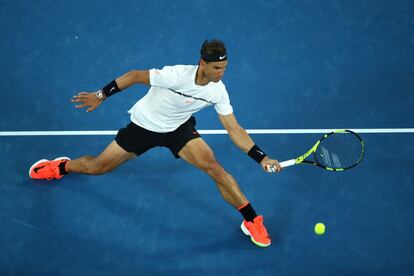 Este domingo 'Rafa' revivirá uno de los grandes duelos de la historia del tenis, épicos la mayoría de ellos, contra Federer a quien domina en el "clásico de los clásicos" de este deporte por 23 victorias a 11. En la imagen, Rafael Nadal devuelve la pelota con un golpe de derecha.