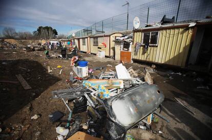 Casetas de obra en las que viven  familias en un terreno privado ocupado en la Ca&ntilde;ada Real.