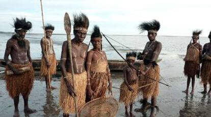 Miembros de la tribu de los kamoro, asentados al sur de Irian Jaya, provincia indonesia de la isla de Papúa.