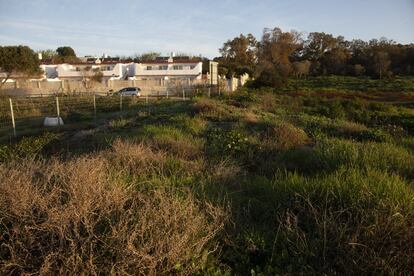 “Ese modelo turístico está agotado y el litoral se sigue esquilmando sin parar”, critica Librada Moreno, coordinadora de Ecologistas en Acción en la Costa del Sol. Un informe realizado por la organización indica que el 98% de los 27 kilómetros de litoral marbellí ya tienen sus cien primeros metros urbanizados. El 2% libre camina hacia la extinción.