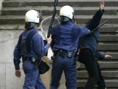 Policías en una protesta antifascista en Santander, en el año 2005.