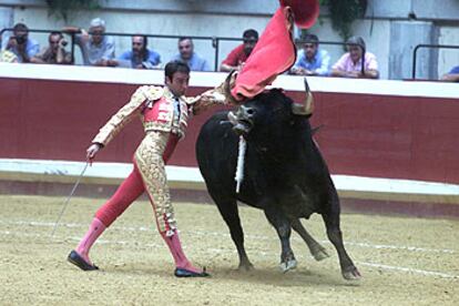 Enrique Ponce, con su segundo toro en la plaza de Illumbe.