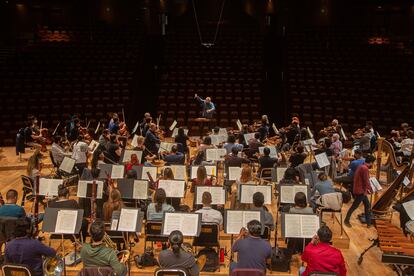 El director de la Orquesta Sinfónica de Minería, Carlos Miguel Prieto, durante un ensayo, en la Sala Nezahualcóyotl del Centro Cultural Universitario, en la Ciudad de México.