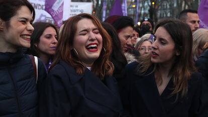 Ángela Rodríguez (centro), durante la manifestación del 8-M.