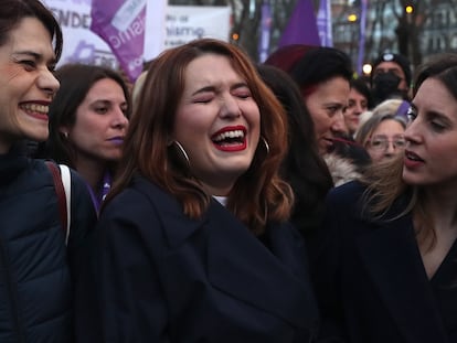 Ángela Rodríguez (centro), durante la manifestación del 8-M.