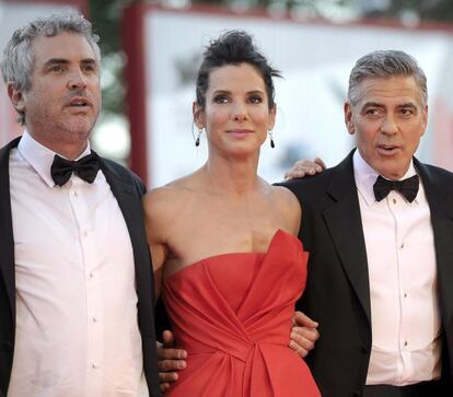 El director mexicano Alfonso Cuarón, junto con los actores estadounidenses Sandra Bullock y George Clooney, llega para el estreno de la película 'Gravity'.