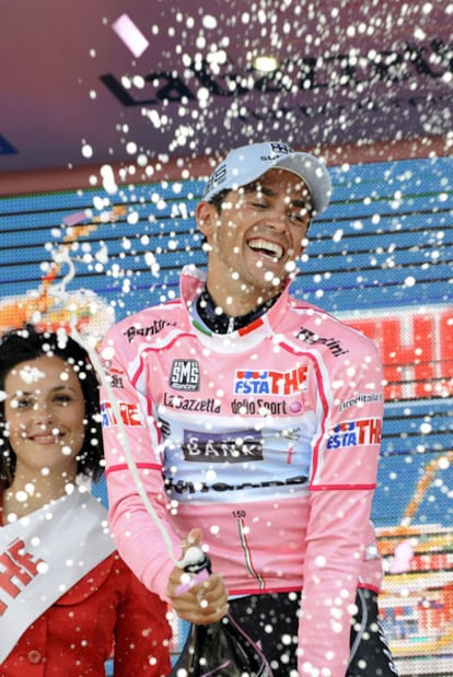 Alberto Contador festeja la etapa y la maglia.
