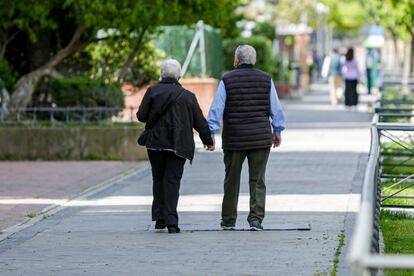 Dos ancianos en un parque en el primer día de salidas autorizadas para pasear en el estado de alarma.
