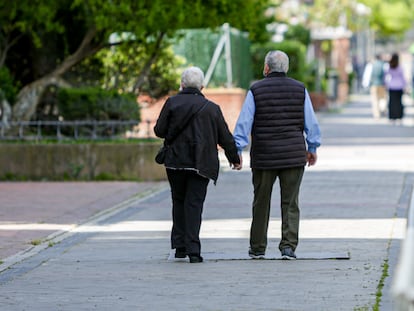 Dos ancianos en un parque en el primer día de salidas autorizadas para pasear en el estado de alarma.