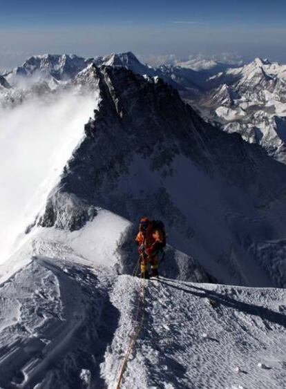Alpinista en el pico Zhumulangma.