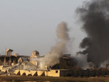 Una columna de humo se eleva en el centro de Tikrit durante los enfrentamientos entre milicianos yihadistas y las fuerzas iraqu&iacute;es.