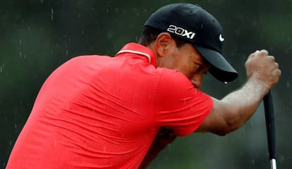 Tiger, durante la ronda final, bajo la lluvia.